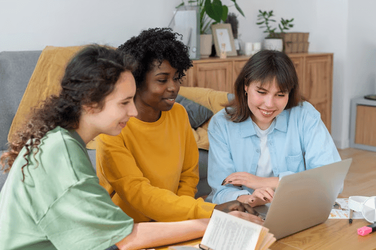 Women collaborating on a laptop